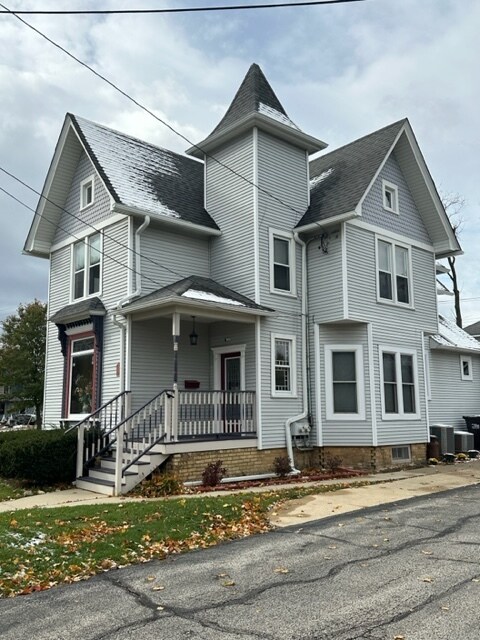 102 Minnie St, Crystal Lake, IL for sale Primary Photo- Image 1 of 1