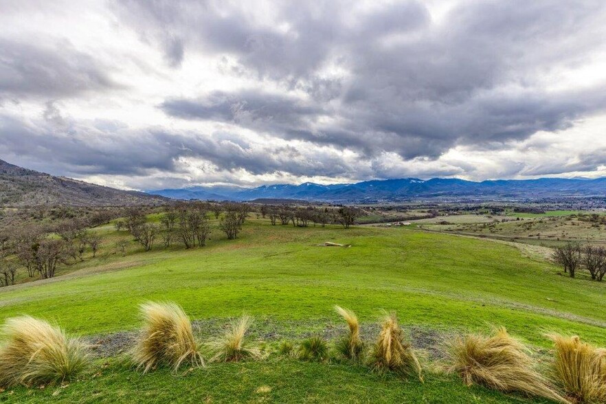 5500 Hillcrest Rd, Medford, OR for sale - Primary Photo - Image 1 of 1