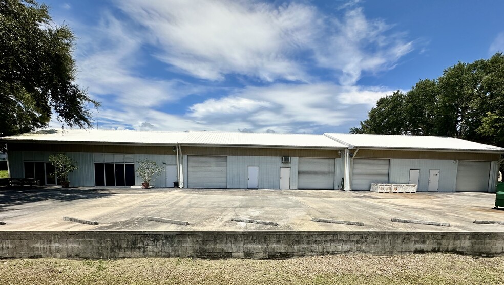 663 2nd Ln, Vero Beach, FL for sale - Primary Photo - Image 1 of 9