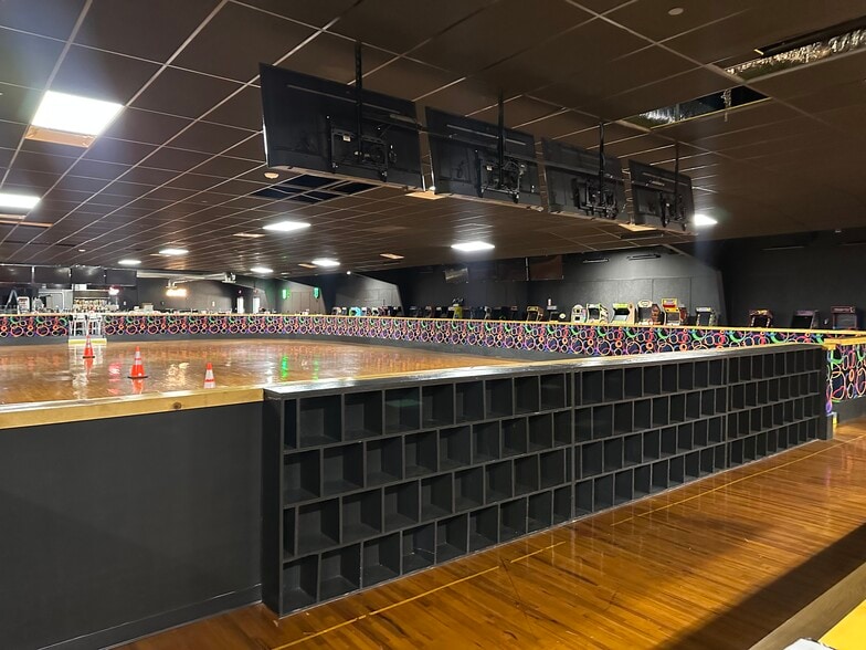 Skate Town Entertainment Venue portfolio of 2 properties for sale on LoopNet.com - Building Photo - Image 3 of 16