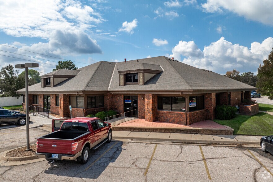 7570 W 21st St N, Wichita, KS for lease - Primary Photo - Image 1 of 4