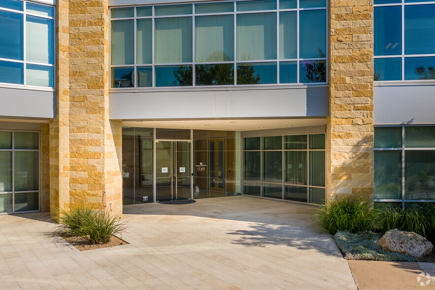 11305 Four Points Dr, Austin, TX for lease - Building Photo - Image 3 of 6