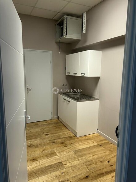 Office in Le Crès for lease - Interior Photo - Image 2 of 4