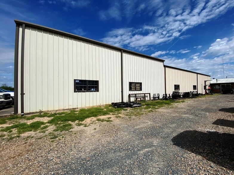 425 E Front St, De Kalb, TX for sale - Building Photo - Image 3 of 19