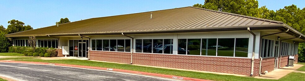 1306 NE Courtyard Loop, Bentonville, AR for sale - Primary Photo - Image 1 of 1