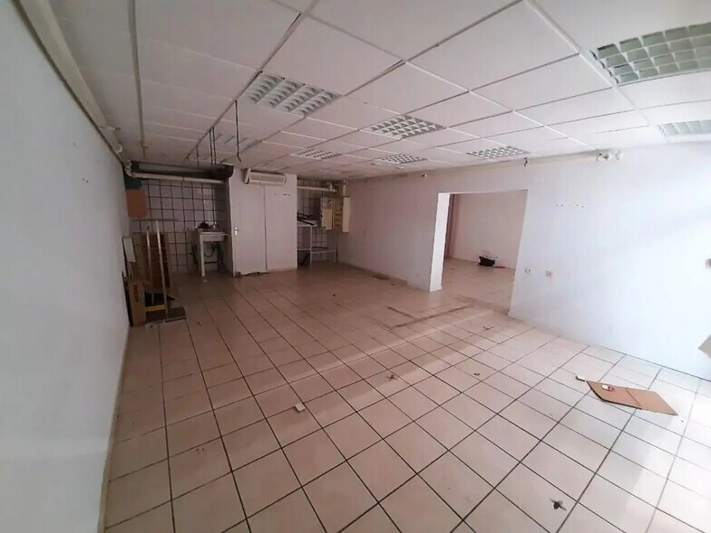 Retail in Poitiers for lease - Interior Photo - Image 2 of 3