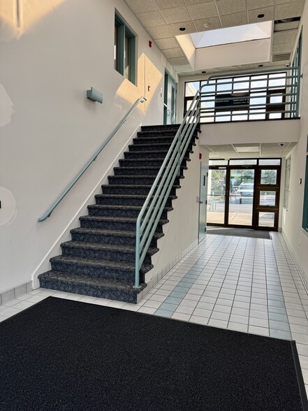 303 Market St, Kingston, PA for lease - Lobby - Image 2 of 4