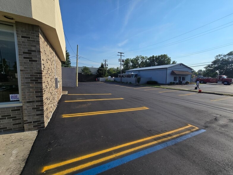 1989 N Opdyke Rd, Auburn Hills, MI for lease - Building Photo - Image 3 of 51