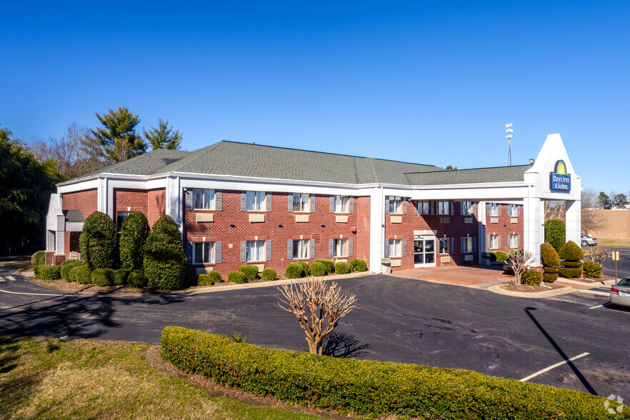 1515 E 11th St, Siler City, NC for sale - Primary Photo - Image 1 of 1