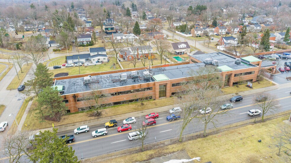 1695 W Twelve Mile Rd, Berkley, MI for lease - Building Photo - Image 2 of 7