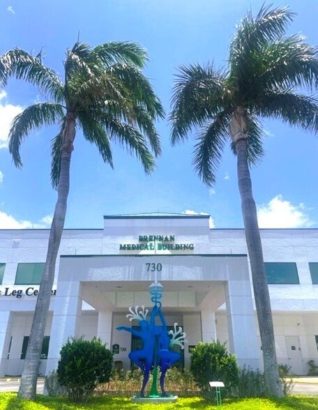 730 Goodlette Rd N, Naples, FL for lease - Building Photo - Image 3 of 4