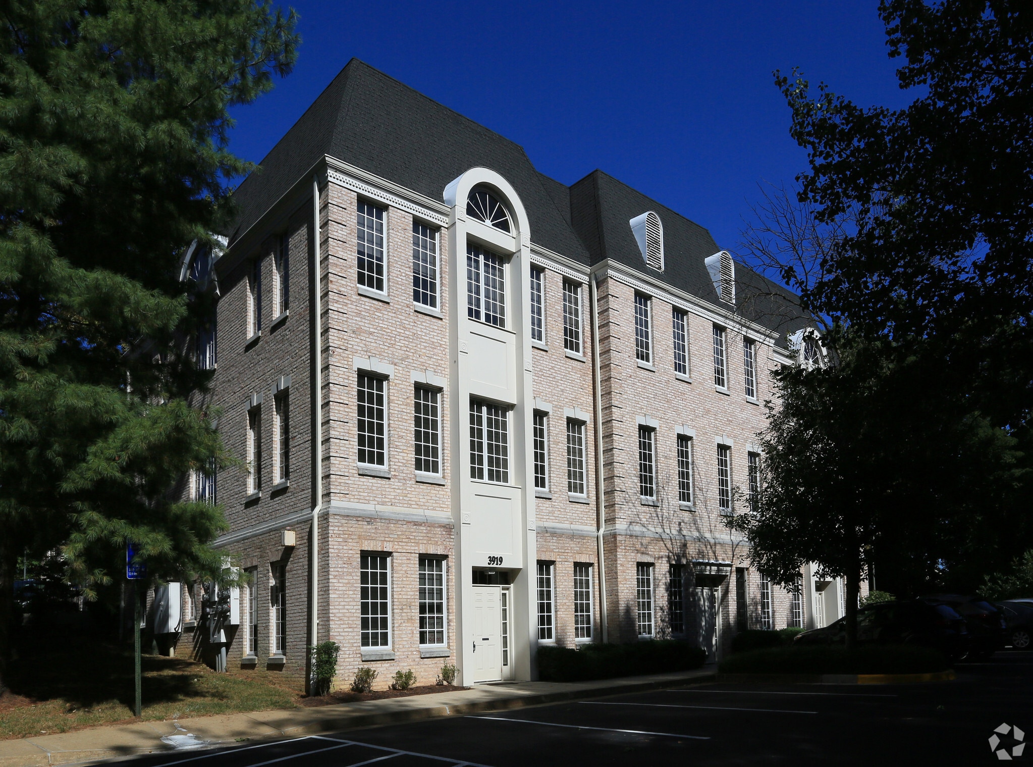 3919 Blenheim Blvd, Fairfax, VA for lease Primary Photo- Image 1 of 8
