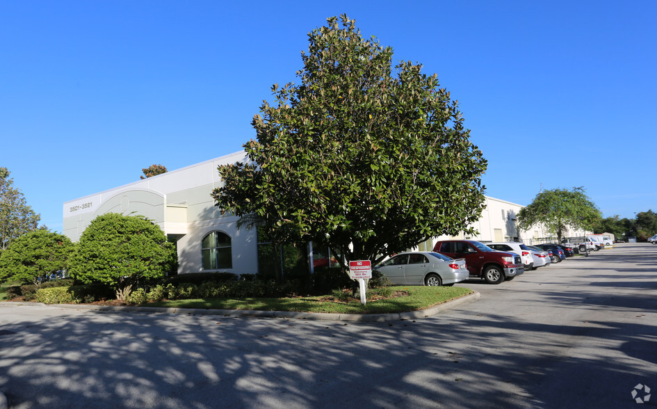 3501-3521 Parkway Center Ct, Orlando, FL for lease - Building Photo - Image 3 of 3