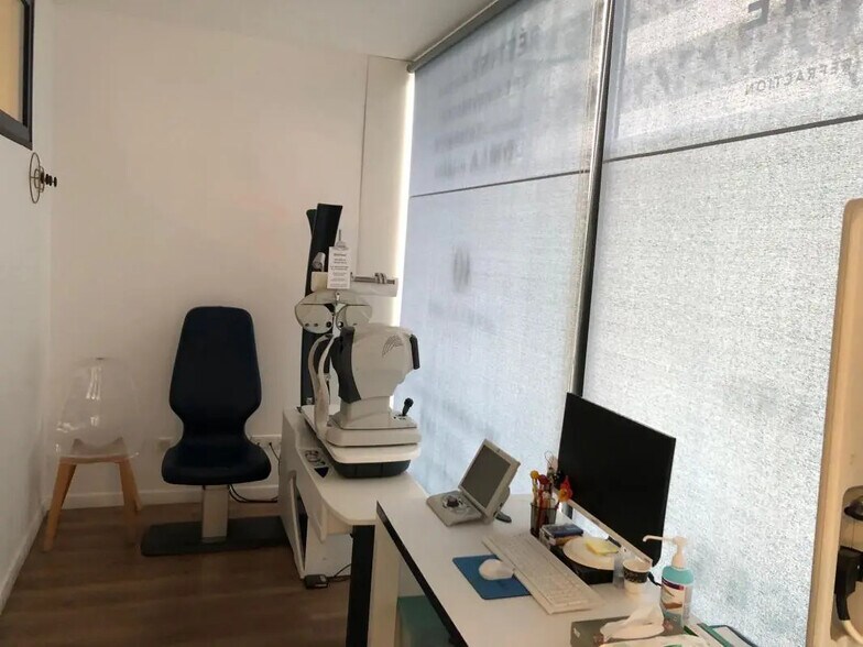 Retail in Paris for lease - Interior Photo - Image 2 of 4