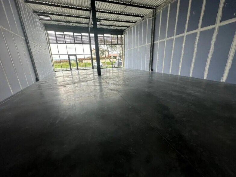 Retail in ANDRÉZIEUX-BOUTHÉON for lease - Interior Photo - Image 2 of 3