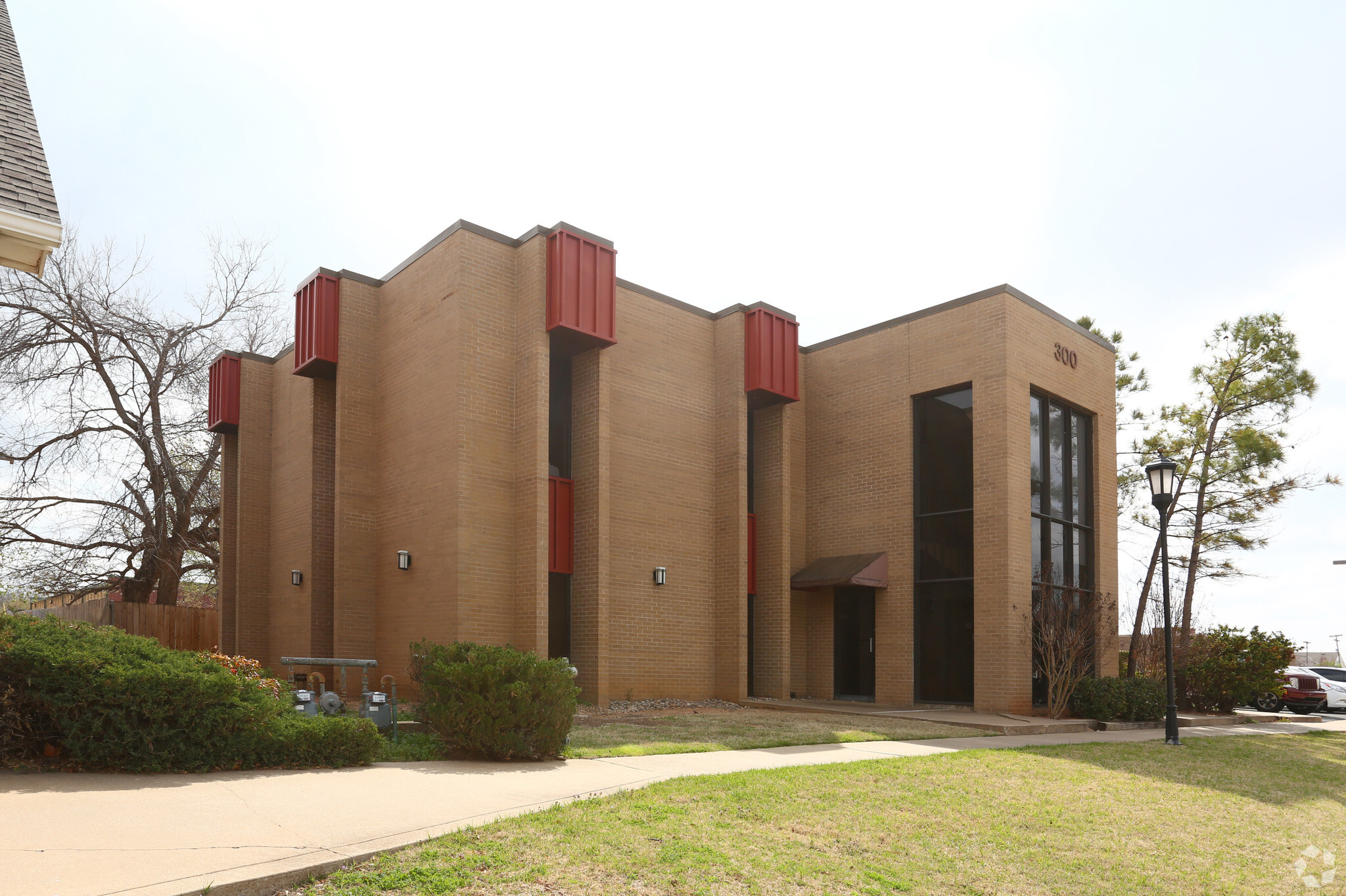 300 N Broadway, Edmond, OK for lease Building Photo- Image 1 of 5