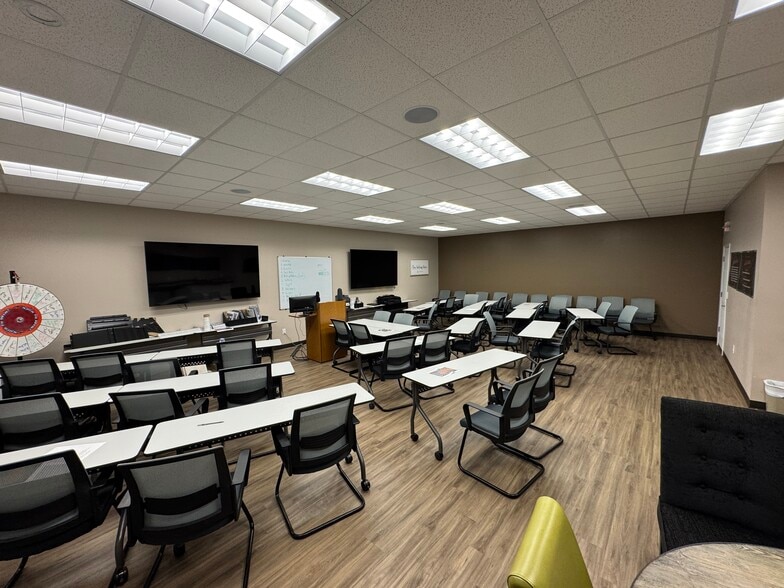 118-122 Western Ave, Akron, OH for lease - Building Photo - Image 3 of 9