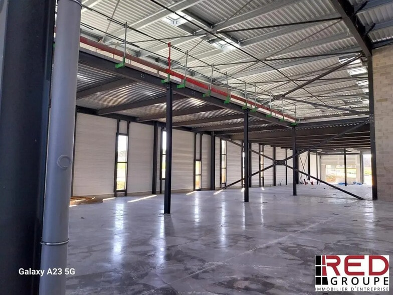 Industrial in Marignane for sale - Building Photo - Image 1 of 14