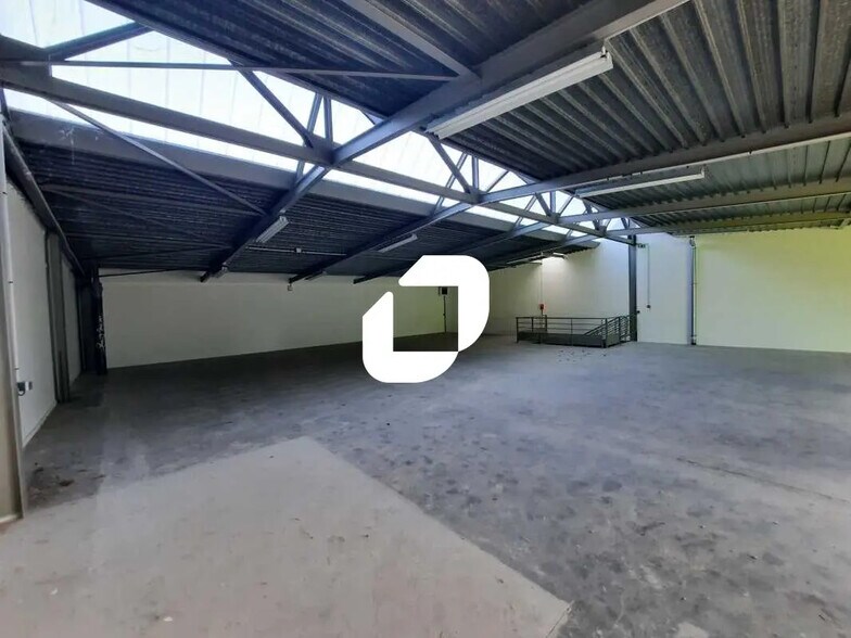 Flex in Morangis for lease - Interior Photo - Image 3 of 16