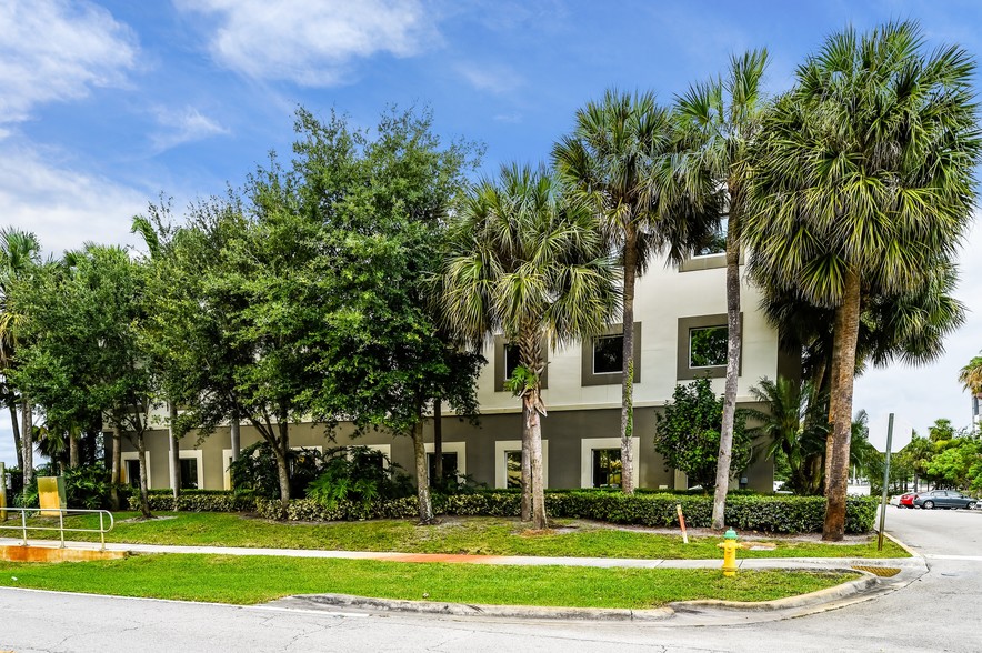 401 Fairway Dr, Deerfield Beach, FL for lease - Building Photo - Image 3 of 7