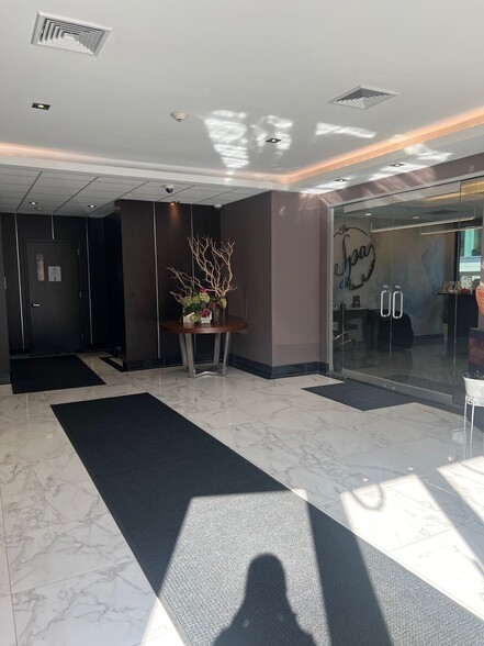 570 Sylvan Ave, Englewood Cliffs, NJ for lease - Lobby - Image 2 of 5