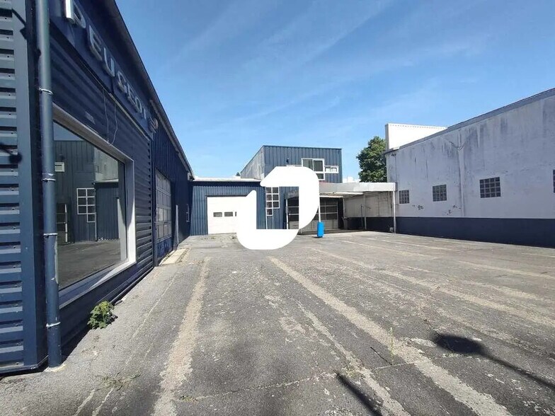 Flex in Jouy-en-Josas for sale - Building Photo - Image 1 of 18