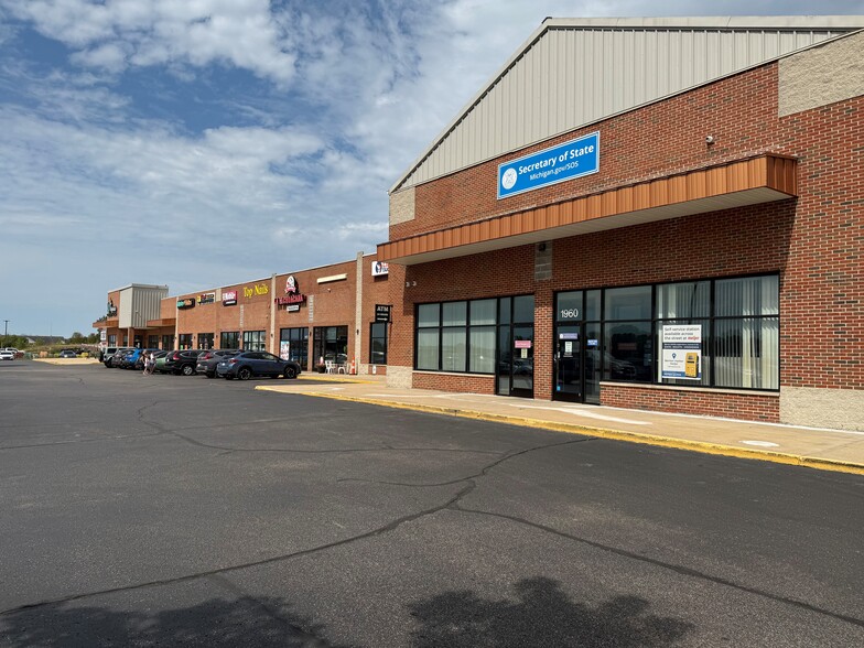 1964 Mall Pl, Benton Harbor, MI for lease - Building Photo - Image 2 of 7