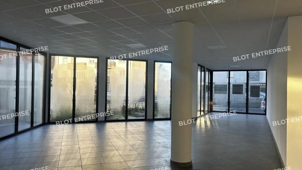 Retail in Rennes for lease - Interior Photo - Image 2 of 6