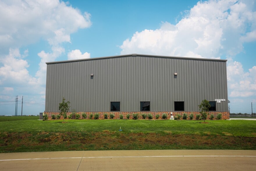 8490 Industrial Pky, Beaumont, TX for lease - Building Photo - Image 3 of 17