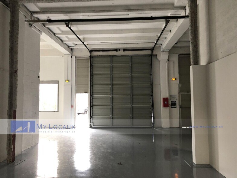 Flex in Osny for lease - Interior Photo - Image 3 of 7