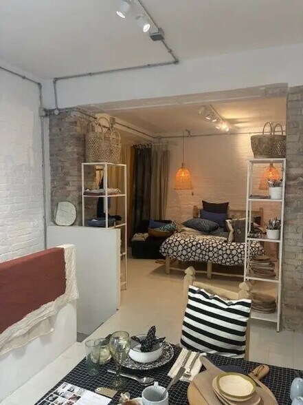 Retail in Paris for lease - Interior Photo - Image 3 of 4