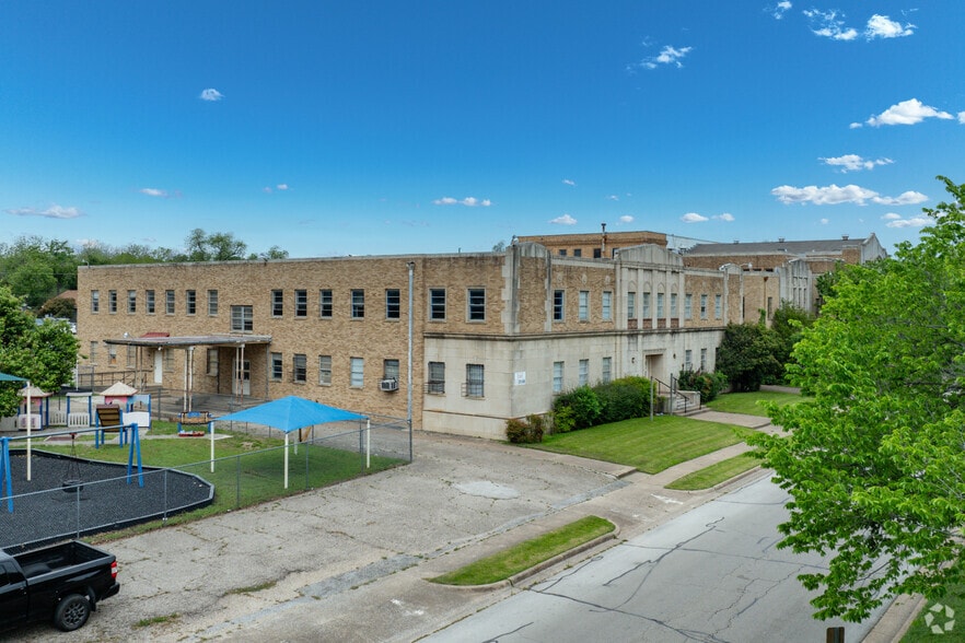 1519 Circle Park Blvd, Fort Worth, TX for sale - Primary Photo - Image 1 of 97