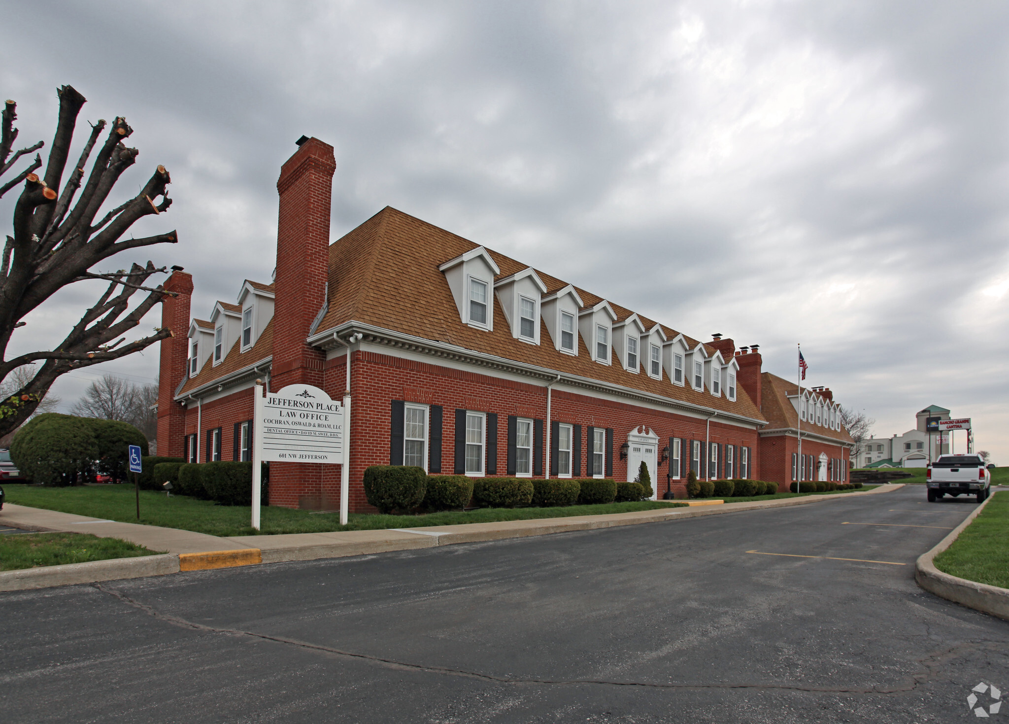 601 NW Jefferson St, Blue Springs, MO for lease Building Photo- Image 1 of 8