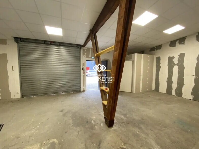Retail in Goncelin for lease - Interior Photo - Image 2 of 5
