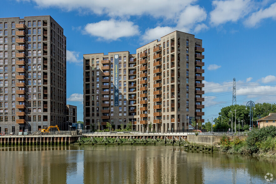 7 Drydock Sq, Barking for sale - Primary Photo - Image 1 of 3