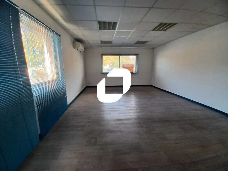 Office in Floirac for lease - Interior Photo - Image 2 of 8