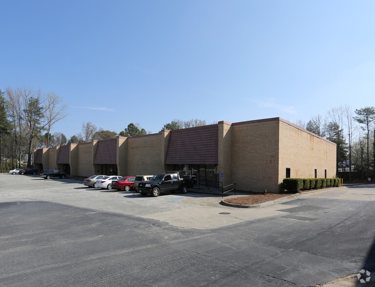 2070 Peachtree Industrial Ct, Atlanta, GA for lease - Primary Photo - Image 1 of 3