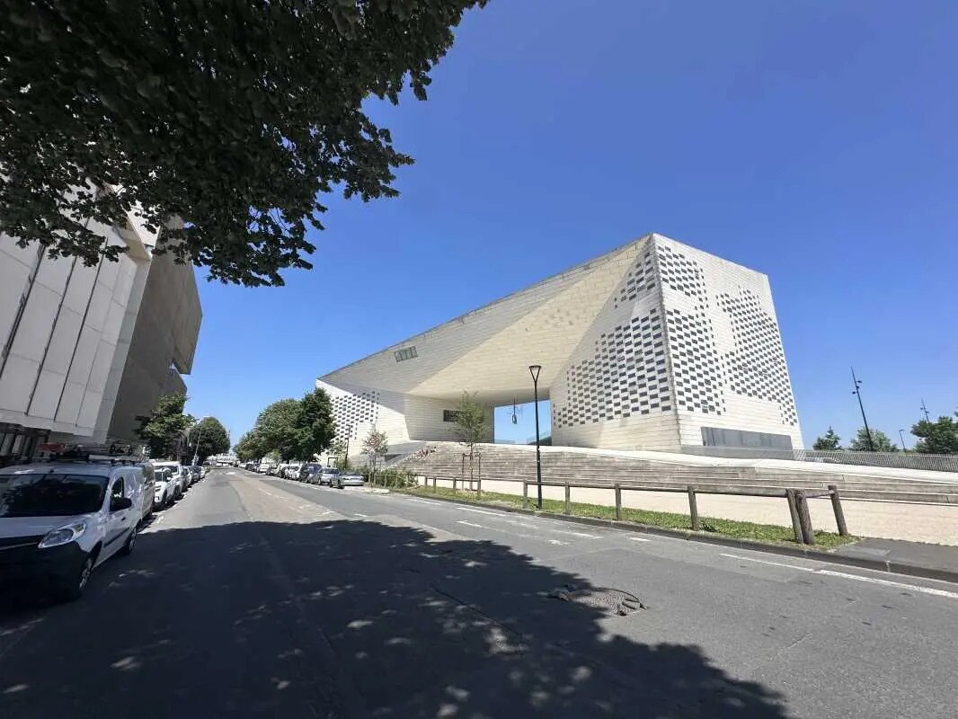 Retail in Bordeaux for lease Building Photo- Image 1 of 11