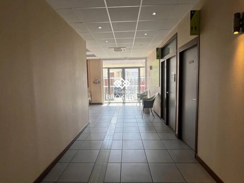 Office in Lyon for sale - Building Photo - Image 2 of 8