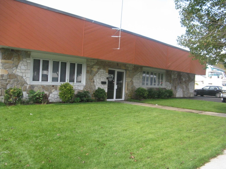 675 W Shore Rd, Warwick, RI for sale - Building Photo - Image 2 of 17