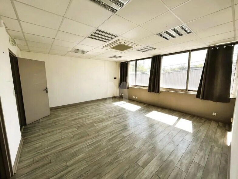 Office in Lisses for lease - Interior Photo - Image 3 of 12
