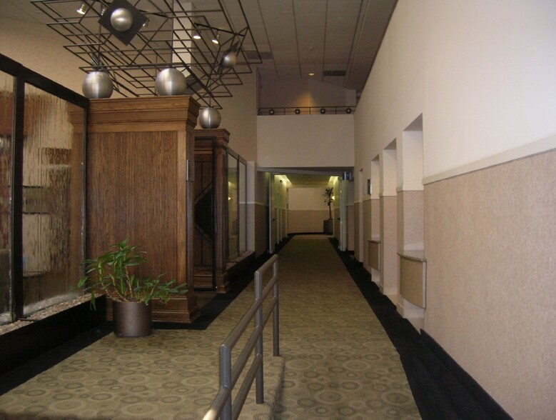 1455 E Golf Rd, Des Plaines, IL for lease - Lobby - Image 2 of 5