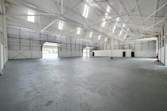 Burnetts Ln, Southampton for lease Interior Photo- Image 1 of 10