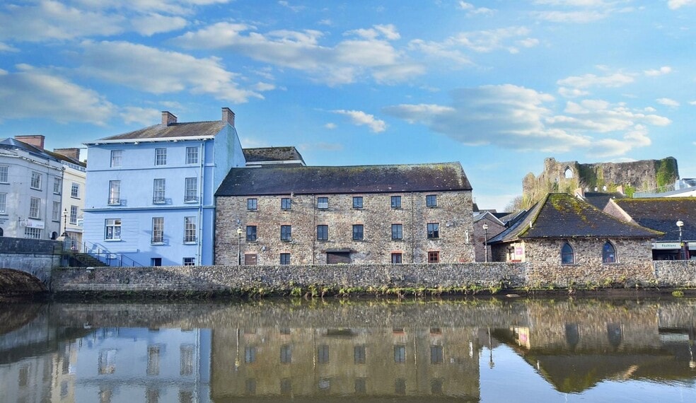 12 Victoria Pl, Haverfordwest for lease - Primary Photo - Image 1 of 4