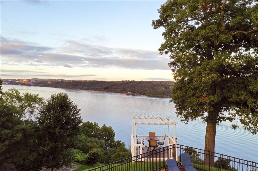 7 Sands Dock Ln, Milton, NY 12547