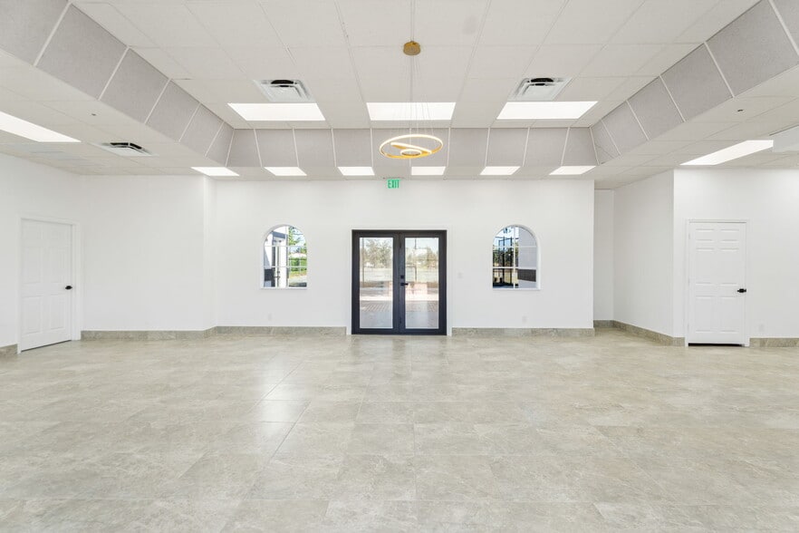 1120 Village Lakes Blvd, Lehigh Acres, FL for lease - Building Photo - Image 2 of 25