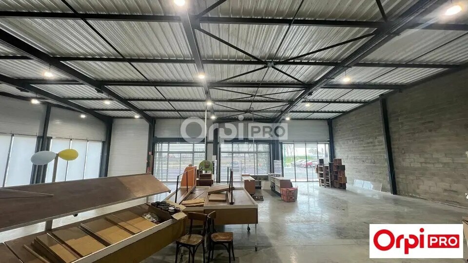 Retail in Valence for lease - Interior Photo - Image 3 of 5