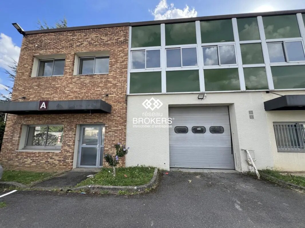 Retail in Les Ulis for lease Building Photo- Image 1 of 10