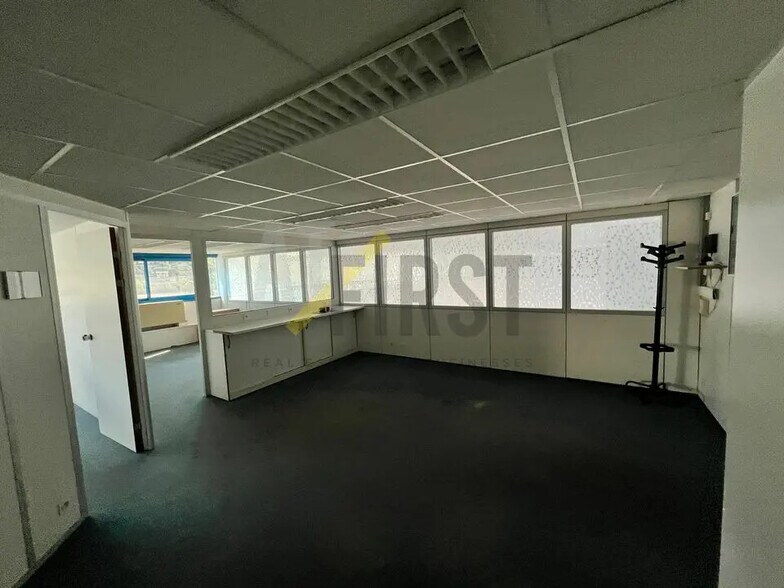 Office in LE BROC for lease - Interior Photo - Image 2 of 7