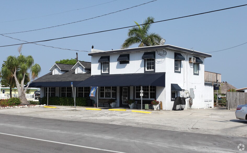 219 Capri Blvd, Naples, FL for sale - Primary Photo - Image 1 of 1